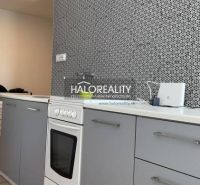 Prenájom, dvojizbový byt Komárno, s balkónom, blízko... - Kuchyňa v 2-izbovom byte s moderným vzorom na stene a podlahou s dreveným dekorom.