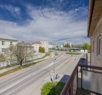 Veľký klimatizovaný 2izbový byt centrum I, Nové Mesto nad Váhom - Pohľad z balkóna, J.Kollára 1, Nové Mesto nad Váhom, s výhľadom na cestu a kruhový objazd.
