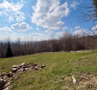 Na predaj slnečný pozemok, 1066 m², rodinný dom (LV),  Lubina - Pozemok na bývanie v Lubine na ulici Lubina s výhľadom na les.