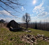 Na predaj slnečný pozemok, 1066 m², rodinný dom (LV),  Lubina - Pozemky na bývanie v Lubine zachytávajú prírodnú krajinu so starou budovou a stromami.