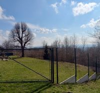 Na predaj slnečný pozemok, 1066 m², rodinný dom (LV),  Lubina - Pozemky - bývanie v Lubine s výhľadom cez plot na les a panorámu.