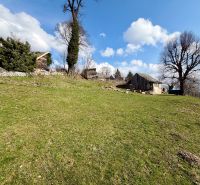 Na predaj slnečný pozemok, 1066 m², rodinný dom (LV),  Lubina - Pozemky - bývanie v obci Lubina na ulici Lubina, so stromami a trávnatou plochou.