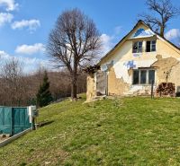 Na predaj slnečný pozemok, 1066 m², rodinný dom (LV),  Lubina - Starší dom na pozemku v Lubine obkolesený prírodou a stromami.