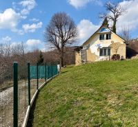 Na predaj slnečný pozemok, 1066 m², rodinný dom (LV),  Lubina - Pozemky - bývanie v Lubine na ulici Lubina s ošarpanou budovou a trávnikom.