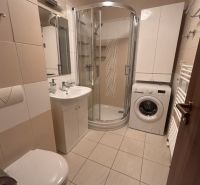 Bývanie pod Tatrami: 3-izbový apartmán v Starej Lesnej - Kúpeľňa v 3-izbovom byte s vaňou, práčkou a úložným priestorom.