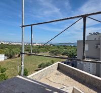 CHORVÁTSKO  - Apartmány v krásnej dedinke TRIBUNJ - Výhľad z 3-izbového bytu v TRIBUNJ ukazuje stavbu a panorámu s morom.