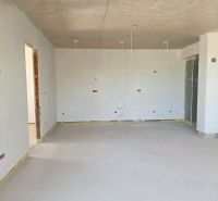CHORVÁTSKO  - Apartmány v krásnej dedinke TRIBUNJ - Izba v 3-izbovom byte s betónovým stropom a holými stenami.