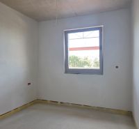 CHORVÁTSKO  - Apartmány v krásnej dedinke TRIBUNJ - Prázdna miestnosť s oknom v 3-izbovom byte pripravená na ďalšie úpravy.