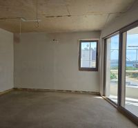 CHORVÁTSKO  - Apartmány v krásnej dedinke TRIBUNJ - Interiér 3-izbového bytu s balkónom a výhľadom na krajinu.