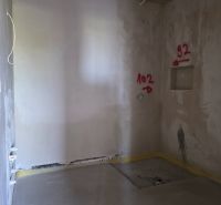 CHORVÁTSKO  - Apartmány v krásnej dedinke TRIBUNJ - Interiér 3-izbového bytu so stierkami na stenách a označením miest pre inštalácie.