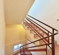Viacgeneračný RD - priestranný pozemok - vyhľadávaná lokalita - Schodisko s hnedým zábradlím v rodinnom dome.