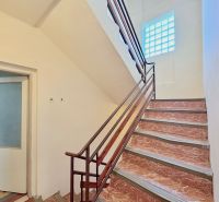 Viacgeneračný RD - priestranný pozemok - vyhľadávaná lokalita - Schodisko v rodinnom dome s oknom z luxferového skla a otvorenými dverami.