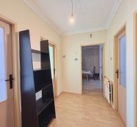 Viacgeneračný RD - priestranný pozemok - vyhľadávaná lokalita - Chodba v rodinnom dome s podlahou s dreveným dekorom a čiernou poličkou.