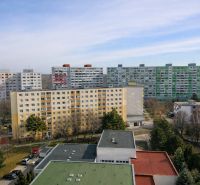 I PRENÁJOM 4-IZBOVÉHO BYTU, LIETAVSKÁ, PETRŽALKA - Paneláky v Bratislave - Petržalke na Lietavskej ulici v pozadí stromov.