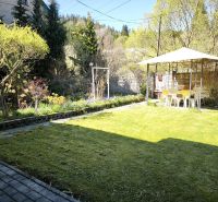 Priestranný 6-izbový rodinný dom v srdci Vysokej nad Kysucou – komfort - Záhradný altánok v rodinnom dome vo Vysokej nad Kysucou, trávnik, stromy, kvety.
