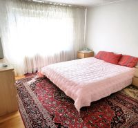 Priestranný 6-izbový rodinný dom v srdci Vysokej nad Kysucou – komfort - Spálňa v rodinnom dome s posteľou, červeným kobercom a svetlými závesmi.