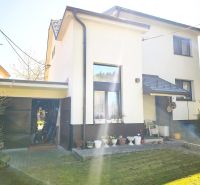 Priestranný 6-izbový rodinný dom v srdci Vysokej nad Kysucou – komfort - Rodinný dom vo Vysokej nad Kysucou s bielou fasádou a garážou.