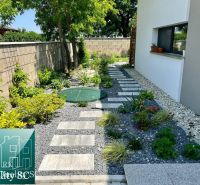 SENEC - NA PREDAJ dizajnovo zariadený 3 izbový rodinný dom v kľudnej l - Záhradná cesta v Rodinnom dome v Senci obklopená rastlinami a kameňmi.