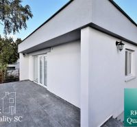 SENEC – SLNEČNÉ JAZERÁ JUH – NA PREDAJ - romantická rekreačná chata s  - Terasa rodinného domu na Slnečných jazerách Juh v Senci s dlažbou a zábradlím.
