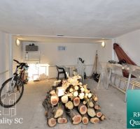 SENEC – SLNEČNÉ JAZERÁ JUH – NA PREDAJ - romantická rekreačná chata s  - Suterén rodinného domu s bicyklom, záhradným nábytkom a uloženým drevom na kúrenie.