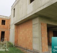 NOVÁ CENA - okr. SENEC - KRÁĽOVÁ PRI SENCI – NA PREDAJ – PRE NÁROČNÝCH - Nedokončená stavba rodinného domu na Záhumenskej ulici v Kráľovej pri Senci.