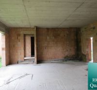 NOVÁ CENA - okr. SENEC - KRÁĽOVÁ PRI SENCI – NA PREDAJ – PRE NÁROČNÝCH - Interiér Rodinného domu s tehlovými stenami a betónovou podlahou, vhodný na úpravu.