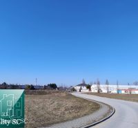 SENEC - NA PREDAJ stavebný pozemok pre šport a rekreáciu - pre develop - Pozemky - bývanie na Slnečných jazerách sever v Senci, trávnatý terén pri ceste.