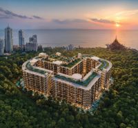 LOVE IT WONGAMAT BEACH PATTAYA - Výstavba bytov v Pattayi pri mori, obklopená zeleňou a vysokými budovami.
