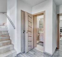 REZERVOVANÉ 5-izbový rodinný dom Hrnčiarovce - Schodisko s mramorovými dlaždicami a podlaha s dreveným dekorom v rodinnom dome.