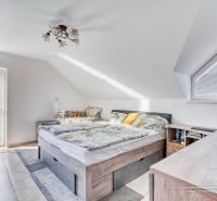 REZERVOVANÉ 5-izbový rodinný dom Hrnčiarovce - Svetlá podkrovná spálňa s pohodlnou posteľou a výhľadom, rodinný dom.