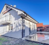 REZERVOVANÉ 5-izbový rodinný dom Hrnčiarovce - Rodinný dom v Hrnčiarovciach nad Parnou s betónovou terasou a balkónom na poschodí.