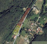 Pozemok, ktorý vám zarobí - Letecký pohľad na pozemky na bývanie v Šiatorskej Bukovinke, obklopené lesom a prírodou.