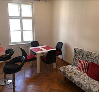 Prenájom 2 izbový byt, Murgašova ulica, Bratislava I. Staré Mesto - Jedálenský kút v 2-izbovom byte s podlahou s dreveným dekorom a štýlovým sedením.