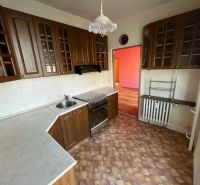 3-izb. byt, Ružinov, Šalviová, lodžia, 3.p./9 - Kuchyňa v 3-izbovom byte s tmavými skrinkami a vstavanými spotrebičmi, podlaha s dreveným dekorom.