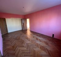 3-izb. byt, Ružinov, Šalviová, lodžia, 3.p./9 - Izba s ružovými stenami a podlahou s dreveným dekorom v 3-izbovom byte.