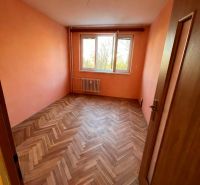 3-izb. byt, Ružinov, Šalviová, lodžia, 3.p./9 - Izba s podlahou s dreveným dekorom a oranžovými stenami v 3-izbovom byte.