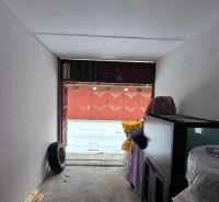 Samostatná garáž Bodvianska, Vrakuňa - Interiér garáže s uloženými predmetmi a otvorenými dverami na Bodvianskej ulici, Bratislava - Vrakuňa.