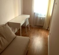 4-izb.byt v centre mesta, Obchodná ul., BA I - Staré Mesto, 2 x balkón - Útulná izba s písacím stolom, pohovkou a podlahou s dreveným dekorom v 4-izbovom byte.