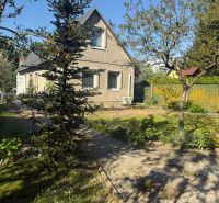 NA PREDAJ celoročná chata – Sekule (Šutrovňa), tiché prostredie - Chata v Sekuliach s predzáhradkou, stromami a upraveným trávnikom na ulici Sekule.