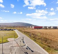 Novostavba 3-izb. bytu s parkovacím státím, ul.Hany Ponickej, Lamač - Cesta a polia vo štvrti Bratislava - Lamač, Hany Ponickej, obklopené budovami.