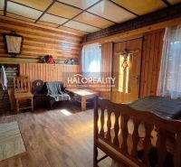 Predaj, chata Chyžné - EXKLUZÍVNE HALO REALITY - Interiér chaty s podlahou s dreveným dekorom a murovaným krbom, útulná atmosféra.