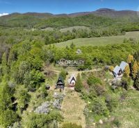 Predaj, chata Chyžné - EXKLUZÍVNE HALO REALITY - Chata v Chyžnom obklopená lesmi a zelenými lúkami pod horskou panorámou.