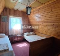 Predaj, chata Chyžné - EXKLUZÍVNE HALO REALITY - Drevená izba s dvoma posteľami v Chate. Tlmené osvetlenie a koberce.