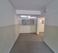 2 - izbový byt Trenčianske Teplice 47m2 + balkón  - Chodba s poštovými schránkami v 2-izbovom byte.