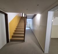 2 - izbový byt Trenčianske Teplice 47m2 + balkón  - Chodba v budove so schodmi a vstupmi na Štvrti SNP, Trenčianske Teplice.