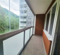 2 - izbový byt Trenčianske Teplice 47m2 + balkón  - Balkón 2-izbového bytu s výhľadom na zeleň na Štvrti SNP v Trenčianskych Tepliciach.
