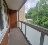 2 - izbový byt Trenčianske Teplice 47m2 + balkón  - Presklený balkón 2-izbového bytu s výhľadom na les v Trenčianskych Tepliciach, Štvrt SNP.