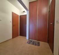2 - izbový byt Trenčianske Teplice 47m2 + balkón  - Dlažba, drevené dvere a vstavaná skriňa v 2-izbovom byte.