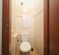 2 - izbový byt Trenčianske Teplice 47m2 + balkón  - Kúpeľňa v 2-izbovom byte s dlažbou a záchodom.
