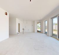 4-izbový rodinný dom s garážou v tichej lokalite Bernolákova, Hájna - Rodinný dom s veľkými oknami a výhľadom do záhrady, biele steny, svetlá podlaha.